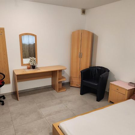 Halle, Top -Preise, Grosse 79 Qm Sd Fewo, Eg, Wahlweise Mit 1- 3 Dz, Inklusiv Tv Lounge, Kueche, Bad Wc Einfach Und Gut, Langzeitmieter Vb Preise Halle  Bagian luar foto