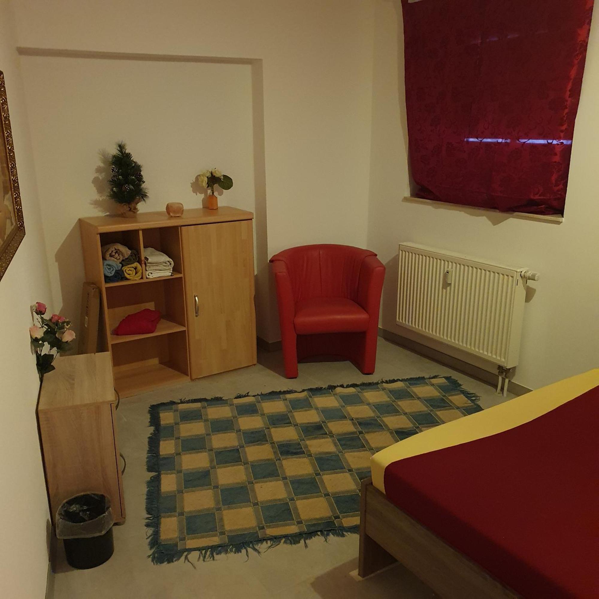 Halle, Top -Preise, Grosse 79 Qm Sd Fewo, Eg, Wahlweise Mit 1- 3 Dz, Inklusiv Tv Lounge, Kueche, Bad Wc Einfach Und Gut, Langzeitmieter Vb Preise Halle  Bagian luar foto
