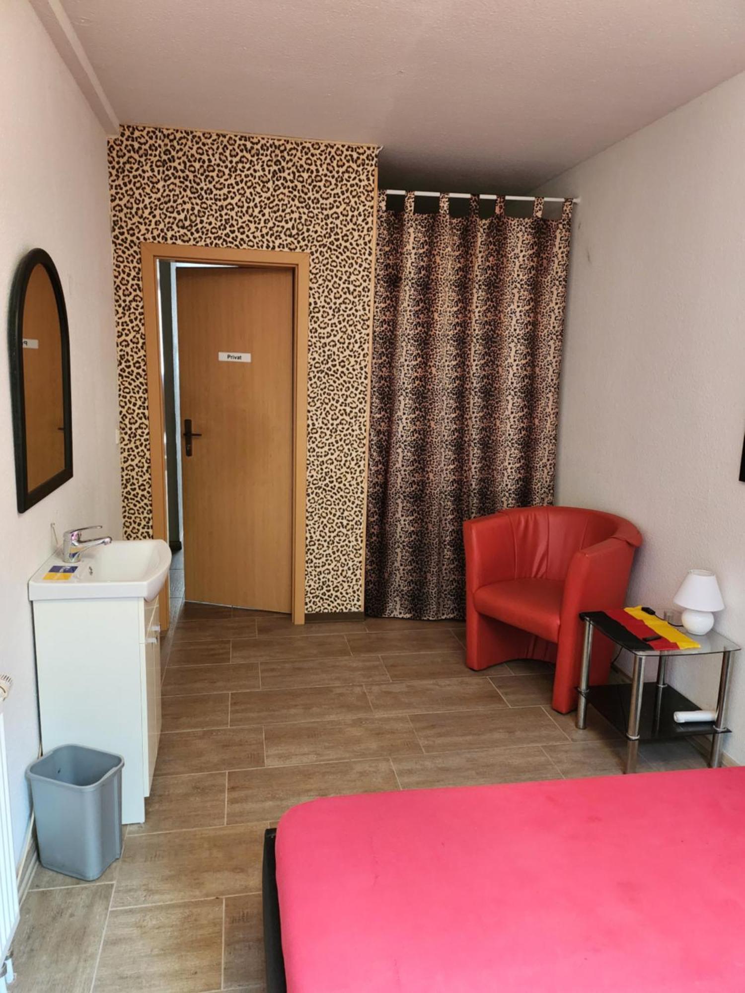 Halle, Top -Preise, Grosse 79 Qm Sd Fewo, Eg, Wahlweise Mit 1- 3 Dz, Inklusiv Tv Lounge, Kueche, Bad Wc Einfach Und Gut, Langzeitmieter Vb Preise Halle  Bagian luar foto