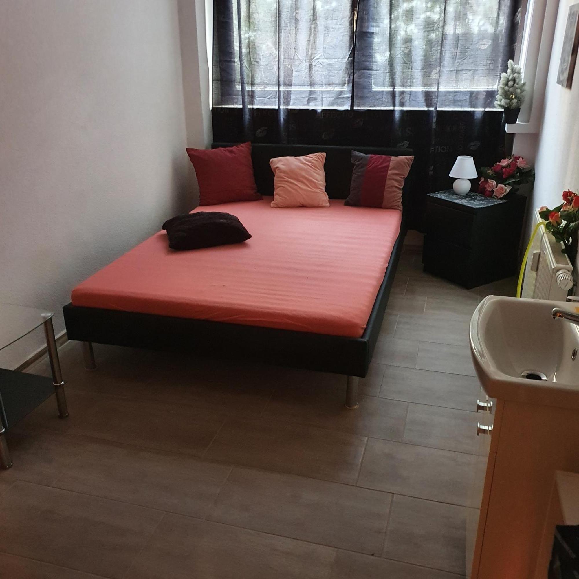 Halle, Top -Preise, Grosse 79 Qm Sd Fewo, Eg, Wahlweise Mit 1- 3 Dz, Inklusiv Tv Lounge, Kueche, Bad Wc Einfach Und Gut, Langzeitmieter Vb Preise Halle  Bagian luar foto